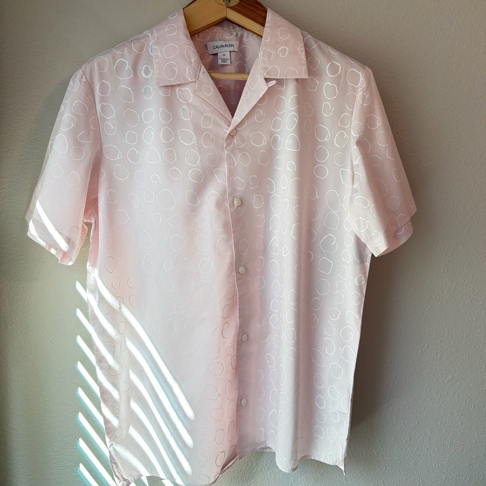 Calvin Klein Men's Light Pink circular Patterned Short Sleeve Shirt Large size